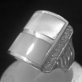 Anel de prata com madreperola e zirconias - M018